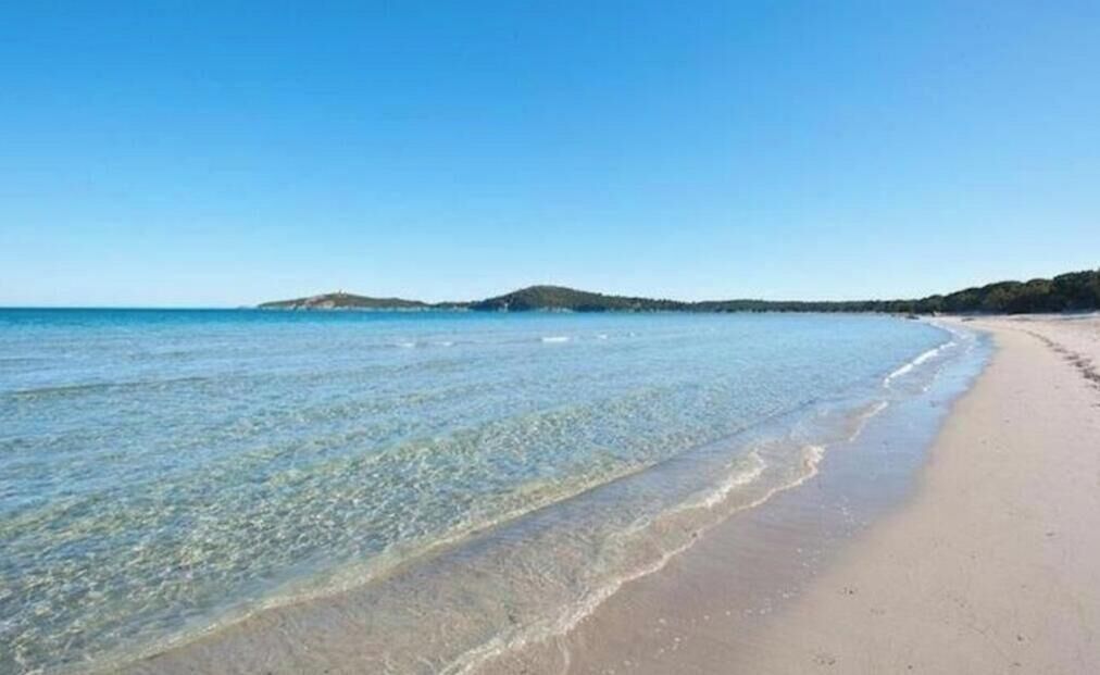 En la playa, camastros y toallas de playa 