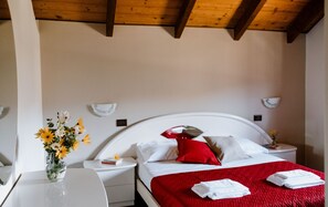 5 bedrooms, iron/ironing board, WiFi, bed sheets