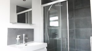Shower, free toiletries, hair dryer, towels - Grand Airport Ensuites (West Drayton)