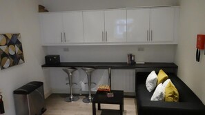 Mikrowelle, Ofen, Geschirrspüler, Wasserkocher