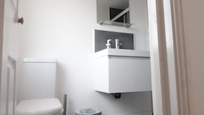 Chambre triple Confort | Salle de bain | Douche, articles de toilette (gratuits), séchoir à cheveux
