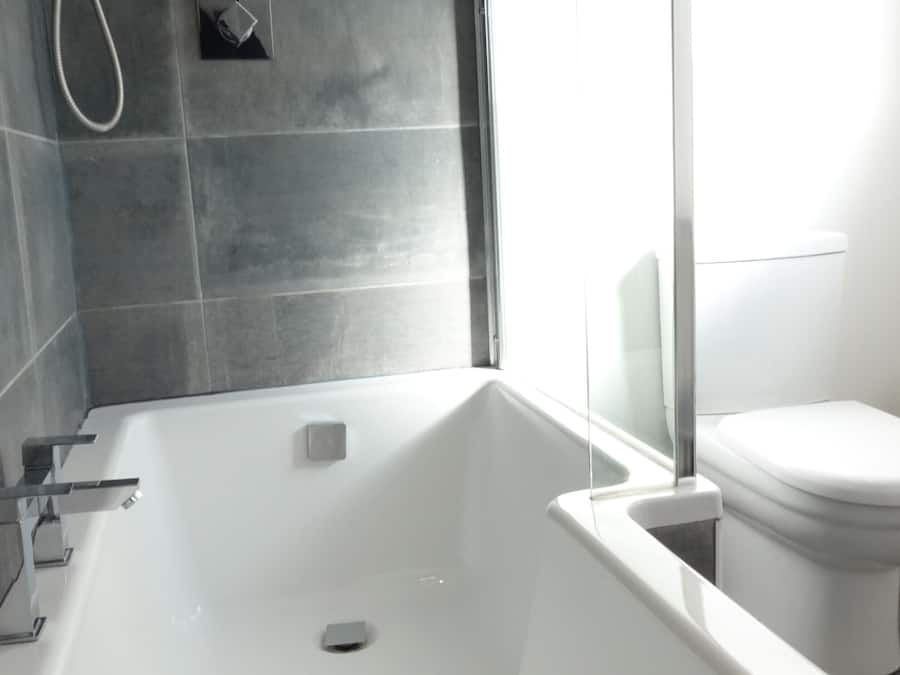 Kamar Double Comfort | Kamar mandi | Shower, perlengkapan mandi gratis, pengering rambut, dan handuk