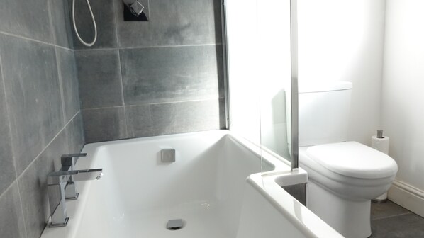 Chambre Confort double | Salle de bain | Douche, articles de toilette (gratuits), séchoir à cheveux