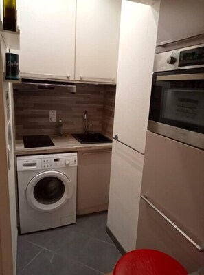 Fridge, microwave, oven, coffee/tea maker