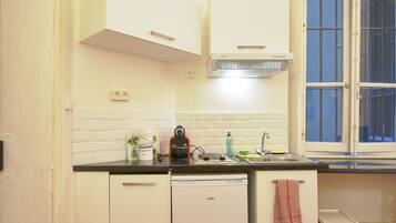 Fridge, microwave, oven, coffee/tea maker