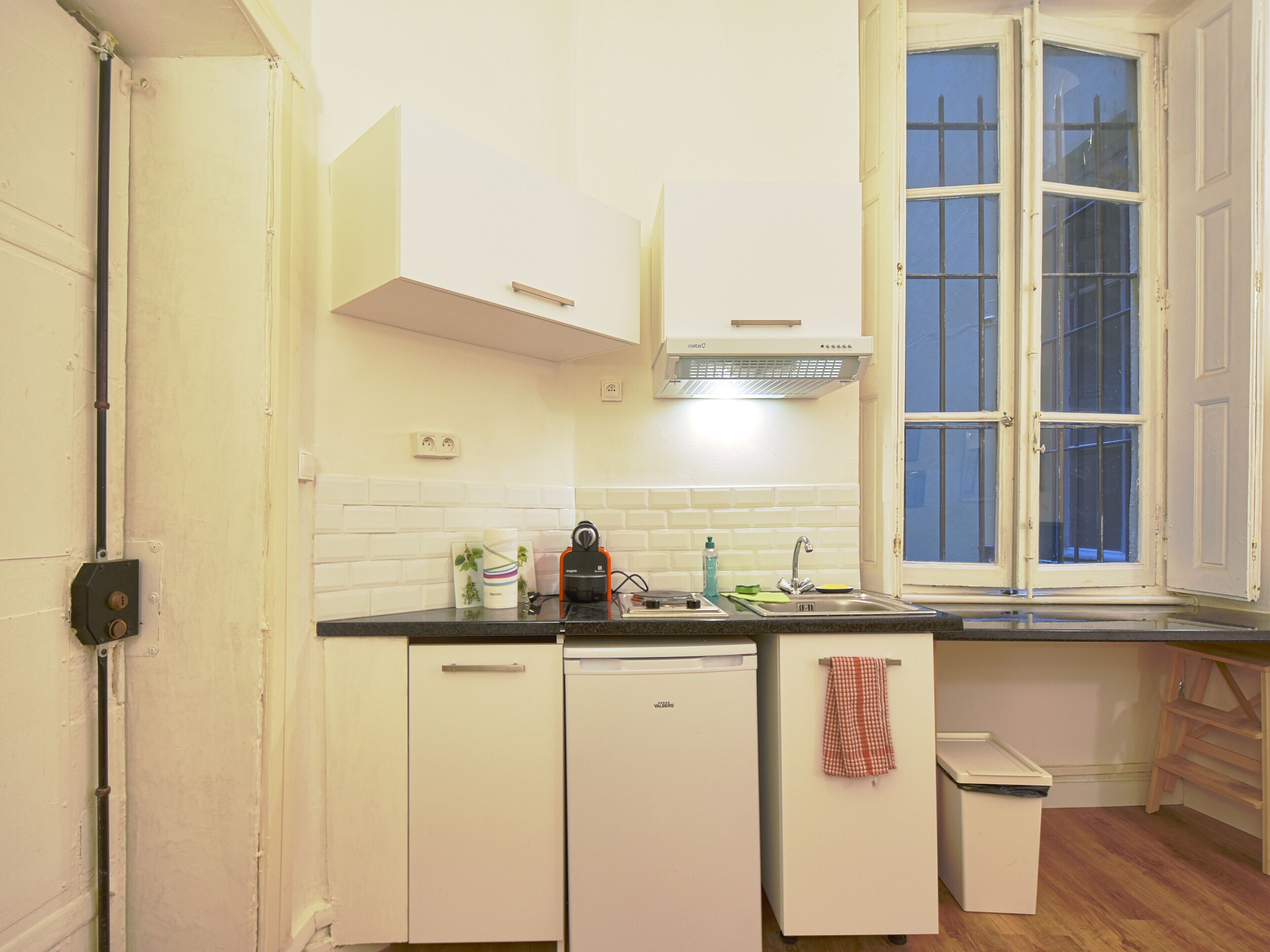 Refrigerador, microondas, horno y cafetera y tetera 