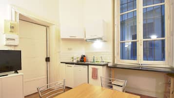 Fridge, microwave, oven, coffee/tea maker