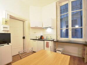 Kjøleskap, mikrobølgeovn, ovn og kaffetrakter/tekoker