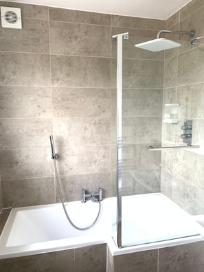 Dusche, kostenlose Toilettenartikel, Haartrockner, Handtücher