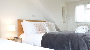 Comfort trippelrum | Allergitestade sÀngklÀder, skrivbord och arbetsyta för laptop