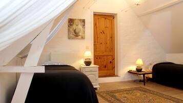 6 bedrooms, iron/ironing board, WiFi (free)