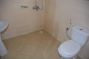 Shower, towels, soap, toilet paper - Mtango House Sakina - Hostel (Arusha)