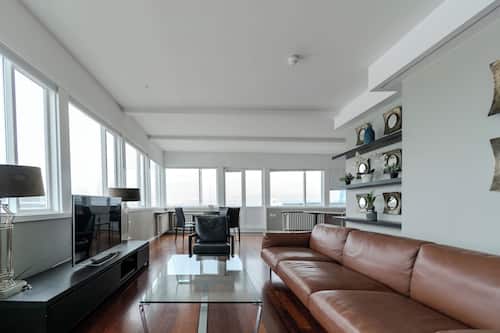 King Suite with Balcony and Mountain View | Area soggiorno | TV a schermo piatto