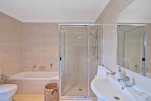 Badewanne, Haartrockner, Handtücher, Seife