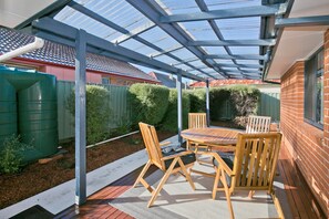 Outdoor dining - BRADDON CENTRAL SANCTUARY (Canberra)