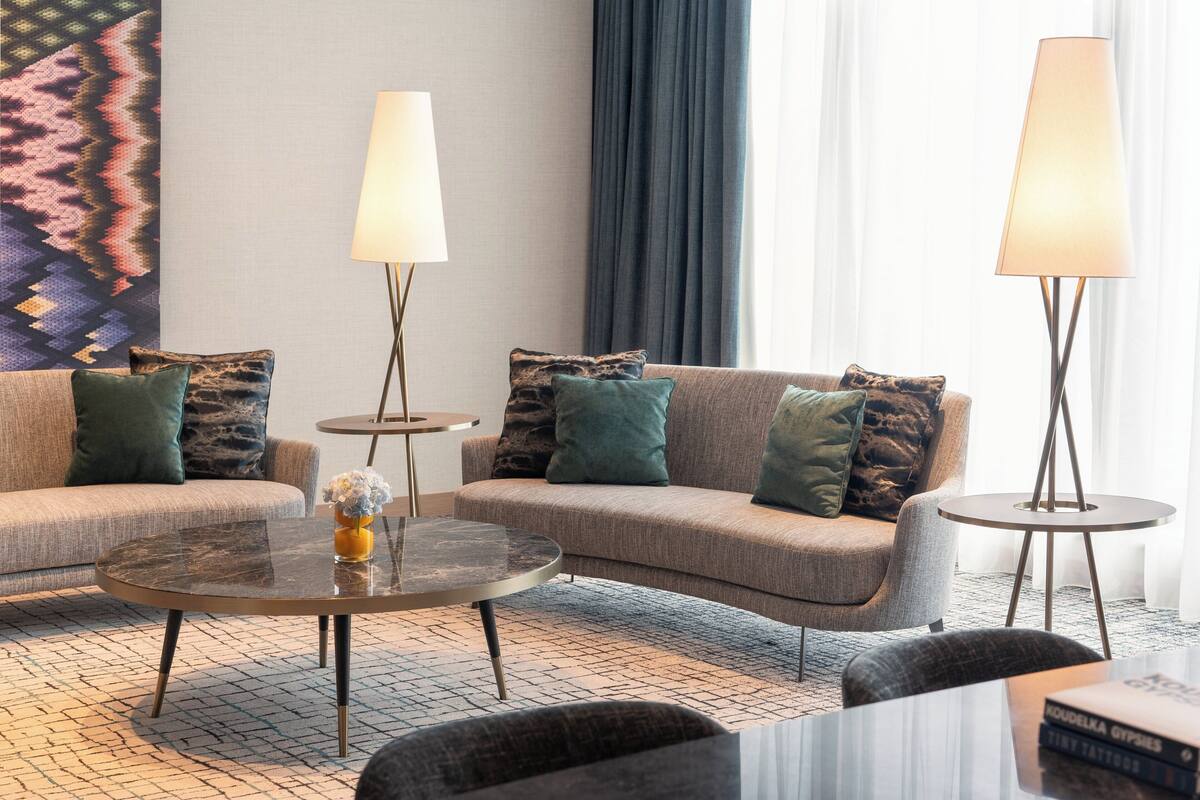 Ein modernes Wohnzimmer mit einer Couch, zwei Beistelltischen und einem Couchtisch.