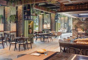 5 restaurants, breakfast, lunch, dinner served; Italian cuisine