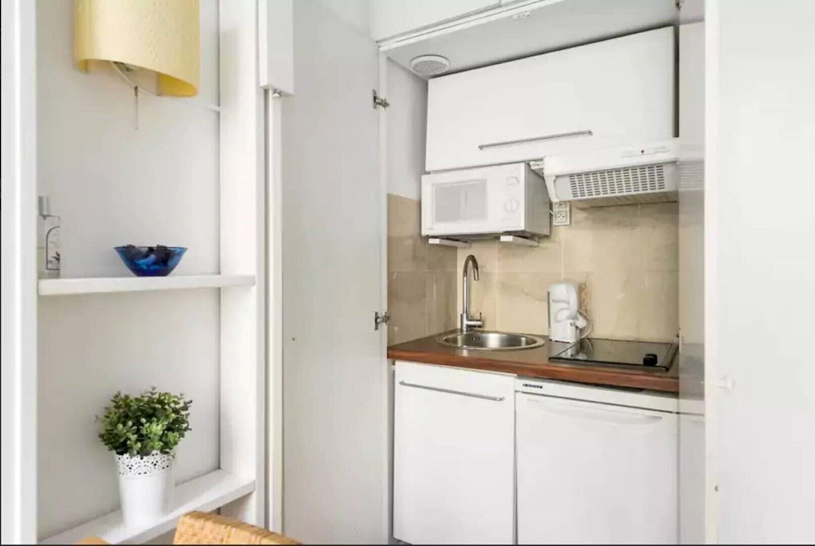 Historic garden view near Arc de Triomphe