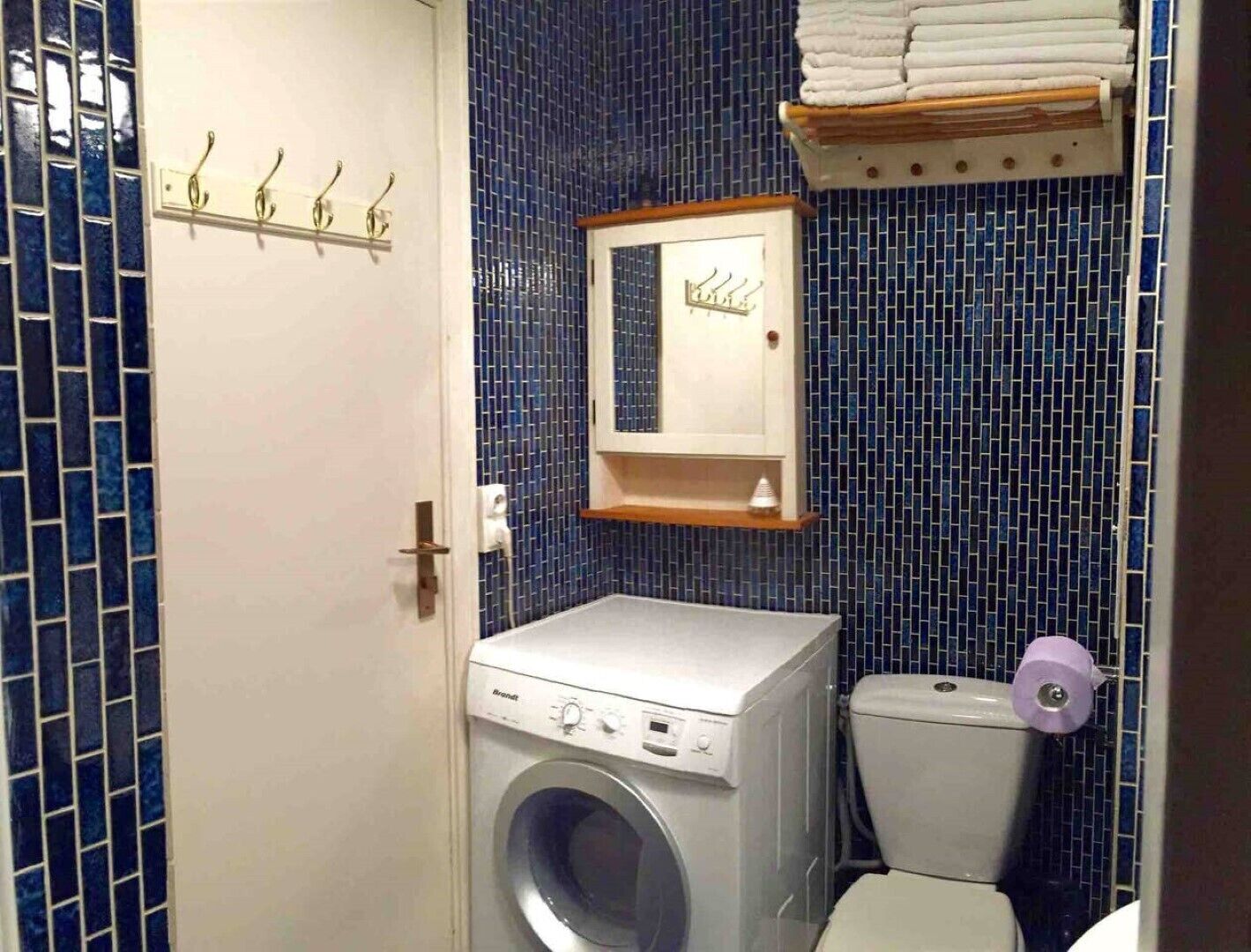 Historic garden view near Arc de Triomphe