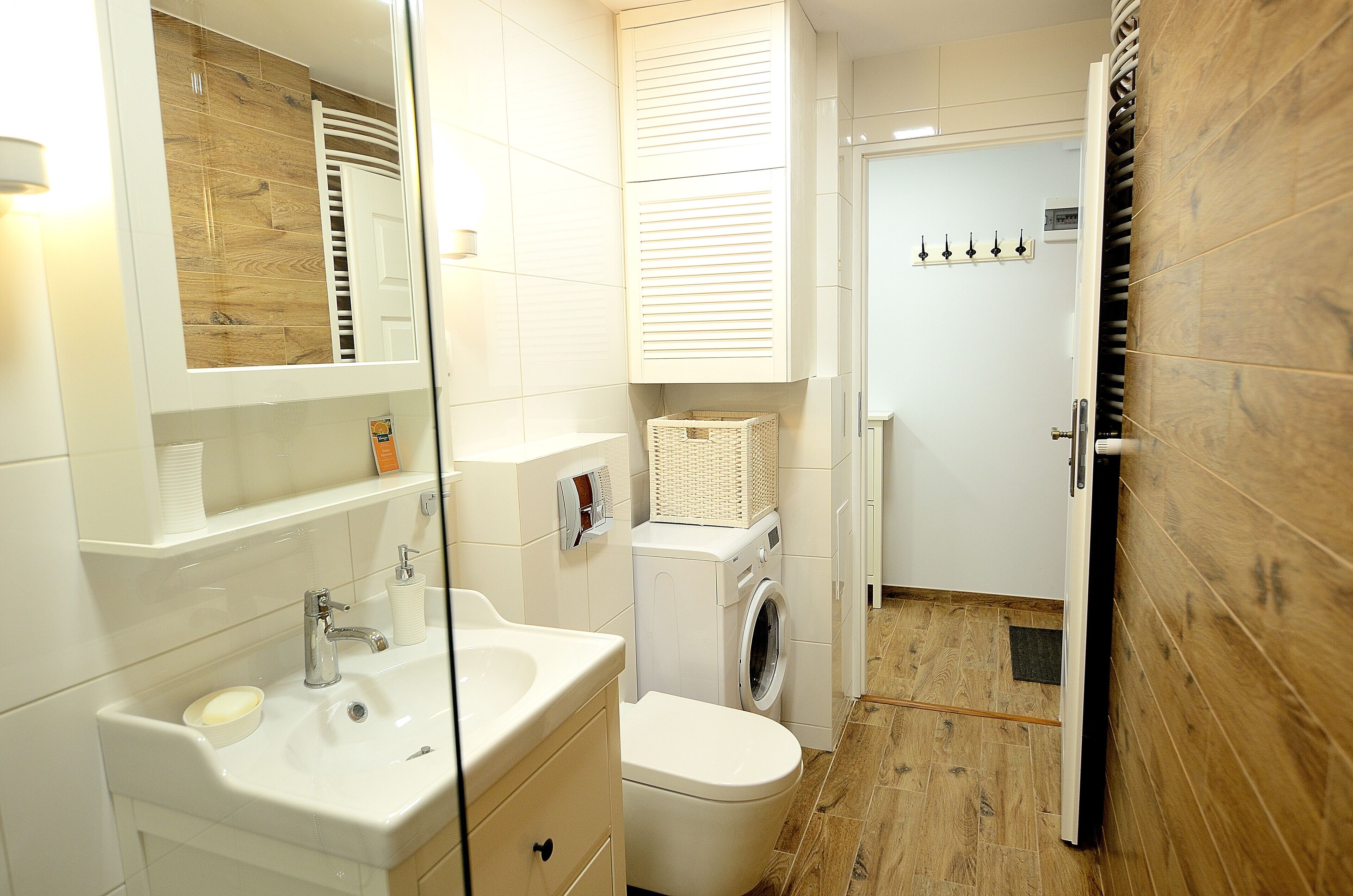 Apartment | Bathroom | Shower, rainfall showerhead, free toiletries, hair dryer