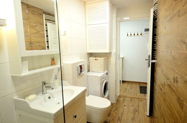Apartment | Bathroom | Shower, rainfall showerhead, free toiletries, hair dryer