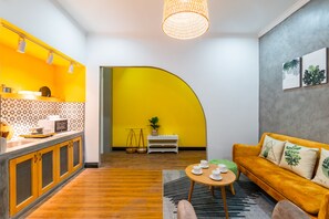 Estudio de diseño, 1 cama de matrimonio grande, cocina | Cocina privada | Frigorífico, microondas, placa de cocina y utensilios de cocina