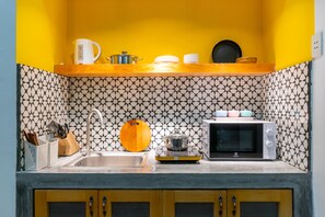 Design Studio, 1 King Bed, Kitchen | Private kitchen | Fridge, microwave, stovetop, cookware/dishes/utensils