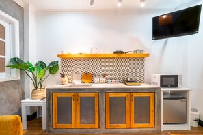 Design Studio, 1 King Bed, Kitchen | Private kitchen