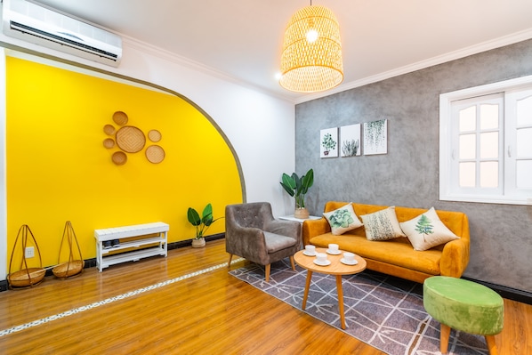 Design Studio, 1 King Bed, Kitchen | Living area | Flat-screen TV