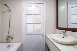 Suite familiar | Baño | Ducha y bañera combinadas y cabezal de ducha tipo lluvia