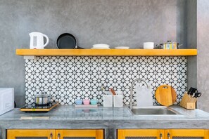 Estudio de diseño, 1 cama de matrimonio grande, cocina | Cocina privada | Frigorífico, microondas, placa de cocina y utensilios de cocina