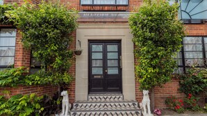 تفاصيل الفندق من الخارج