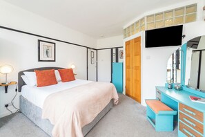 1 habitación, tabla de planchar con plancha y cuna de viaje 