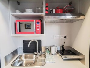 Jääkaappi, mikroaaltouuni, liesi, syöttötuoli