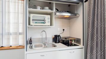 Fridge, microwave, stovetop, cookware/dishes/utensils