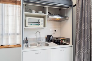 Réfrigérateur, four à micro-ondes, surface de cuisson