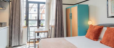 1 habitación, tabla de planchar con plancha y cuna de viaje