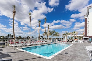 Piscina externa, guarda-sóis