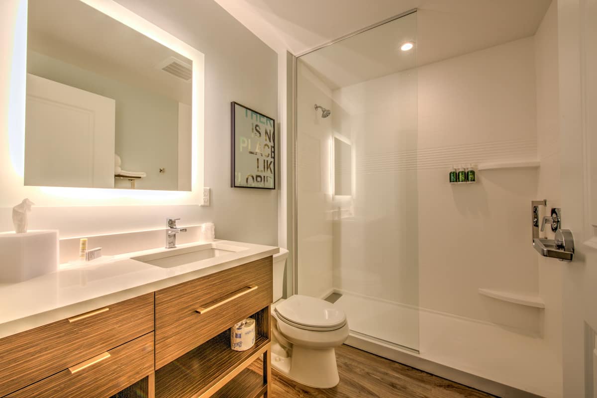 Artículos de tocador gratuitos, secador de pelo, toallas