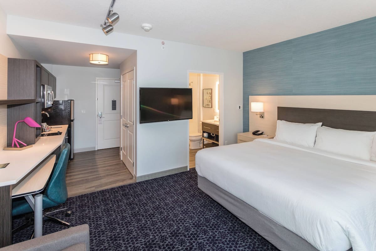 Studio, 1 King Bed with Sofa bed | Desk, laptop workspace, blackout drapes, iron/ironing board