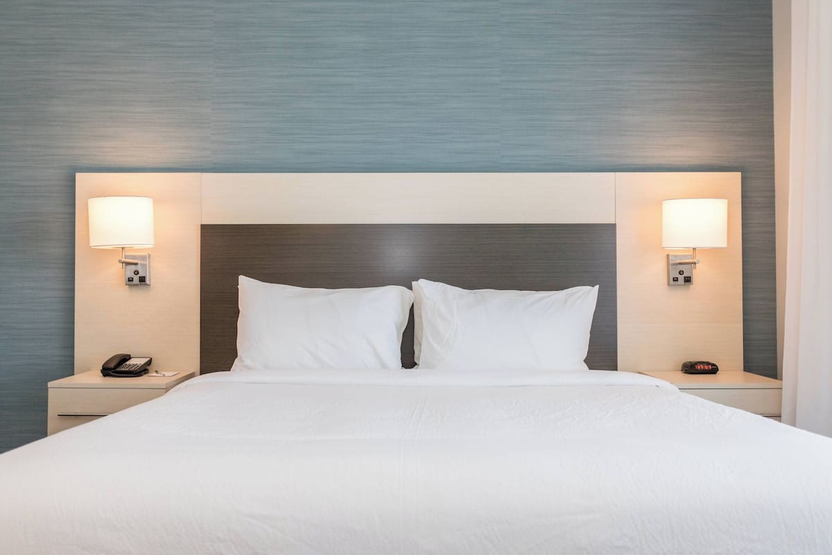 Escritorio, espacio para trabajar con laptop y cortinas blackout