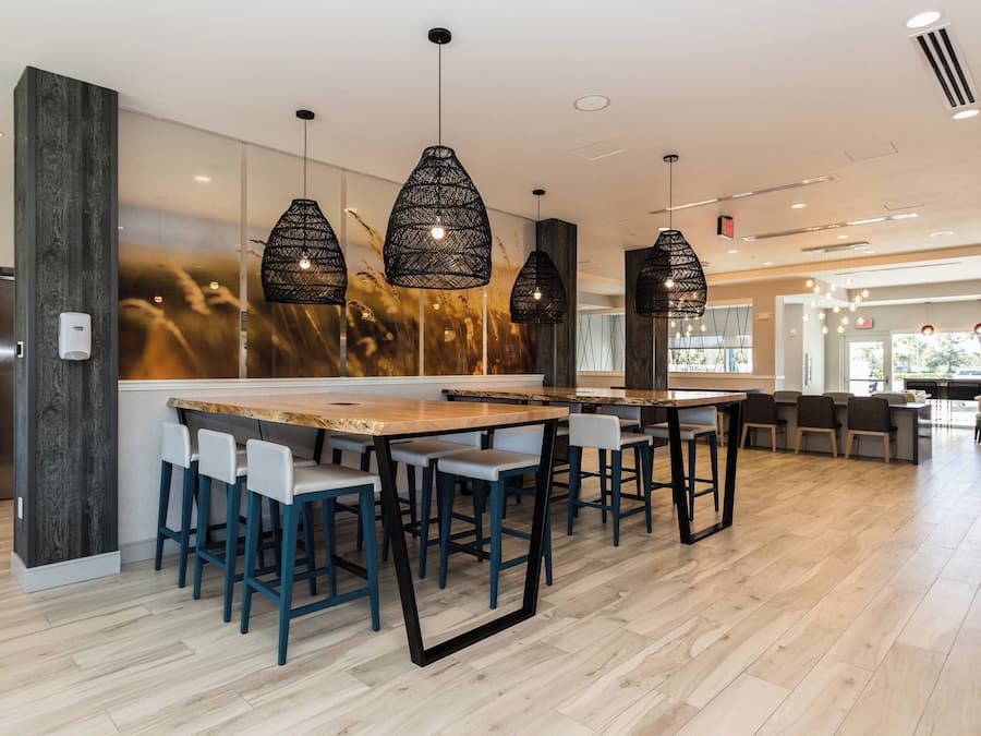 Café da manhã com buffet grátis todos os dias