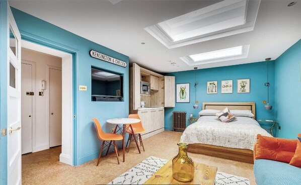 خزنة داخل الغرفة ومكواة/لوح كي وواي فاي مجانًا وملاءات أسرّة