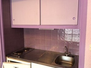 Micro-ondes, four, plaque de cuisson, cafetiĂšre/bouilloire