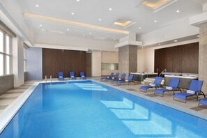Piscine intérieure, chaises longues