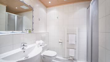 Superior-Doppelzimmer | Badezimmer | Dusche, Handtücher