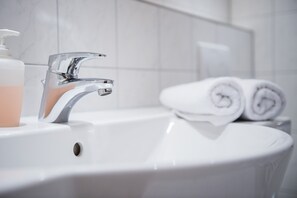 Chambre Simple | Lavabo de la salle de bain