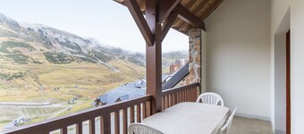 Cozy Duplex 3-BR with Covered Parking, Pool, Fitness, and Close to Slopes