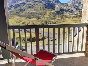 Property grounds - Cozy Duplex 3-BR with Covered Parking, Pool, Fitness, and Close to Slopes (La Mongie)