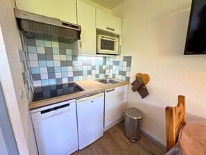 Jääkaappi, mikroaaltouuni, uuni, astianpesukone